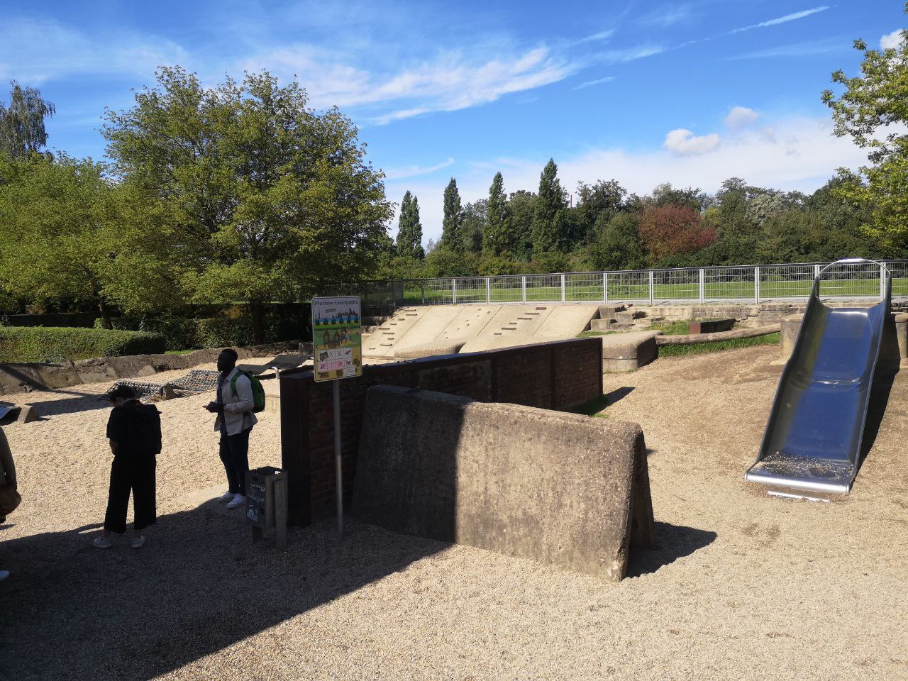 Gemeinsame Begehung bei bestem Wetter im Landschaftspark